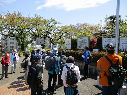 川崎市農業技術支援センター(「フルーツパーク」)で昼食(11:40～12:20)