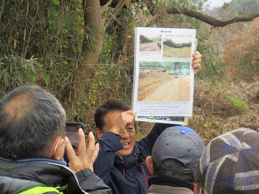 「上の原遺跡」の覆土上で 国内最大級の鎌倉古道跡発掘状況を説明する宮田団長。