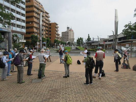 鶴巻温泉手湯「千の泉」前広場（9:30集合）  今日のガイド田邊講師による資料の説明。  「鶴は千年」と「1000ｍ掘削したこと」をかけて「つるまき千の湯」と命名されました。