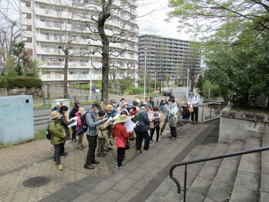 九兵衛坂公園　入口での説明  明治時代に唐木田方面で「急な坂」という意味で「九兵衛坂」と呼ばれていたのが、別所でも使われるようになったと言われています。