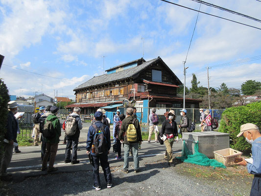 旧片倉製糸工場跡地　 　「萩原製糸場」は、1877年（明治10）萩原彦七が中野村（現・東京都八王子市中野上町）で創業。 八王子市周辺では最初期の器械製糸場でした。 　1900年（明治33）の生糸恐慌によって経営不振となり、翌年「片倉組」（後の「片倉製糸紡績」現「片倉工業」）に買収されました