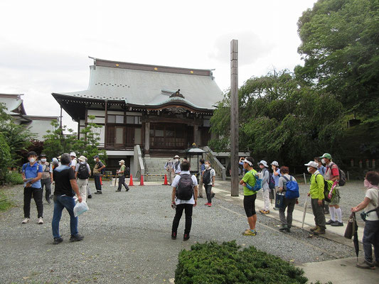 東光山国分寺  相模国分僧寺の後継寺院に当たる高野山真言宗の寺院。  梵鐘は国分に居館を構えていた海老名氏の一族・国分次郎源秀頼が、正応５（１２９２）年に国分尼寺に寄進したもの。  鎌倉円覚寺の鐘（国宝）を鋳造した名工「物部國光」が鋳造したとあります。