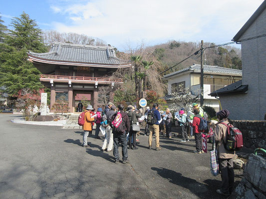 宝生寺  宝生寺前で資料等の説明  宝生寺は童謡、唱歌　「夕焼け小焼け」の歌詞のモデルです。 ゆうやけこやけで日が暮れて山のお寺の鐘が鳴る。  夕焼小焼（ゆうやけこやけ、夕焼け小焼け）は、1919年（大正8年）に発表された中村雨紅の詞に、草川信が1923年（大正12年）に曲をつけた童謡です。この歌の情景は、雨紅の故郷である東京府南多摩郡恩方村（現在の東京都八王子市）のものです。彼の生家の近くにある「夕やけ小やけふれあいの里」前には「夕焼小焼」バス停が設置され、高尾駅と陣馬高原下を結ぶ路線のバスが停車します