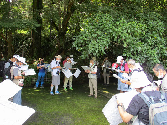 多摩森林科学園に入場、森の科学館横で伊藤講師による本日の予定・資料の説明  　多摩森林科学園は、森林・林業・木材産業に関する試験研究機関です。　  　サクラ保存林には、日本各地のサクラの遺伝子を保存するため、約1,700本の桜が植えられています。