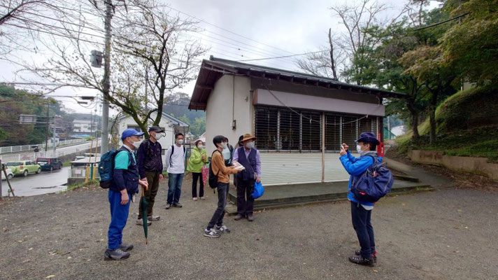 「小野神社」境内広場　13:00集合(午後の班)  　歴史の宝庫の方から、これから伸びていく世代の方への本の贈呈式。