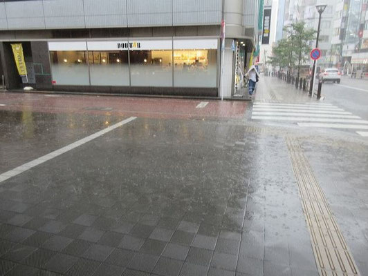 聖蹟桜ヶ丘駅付近で突然の豪雨。