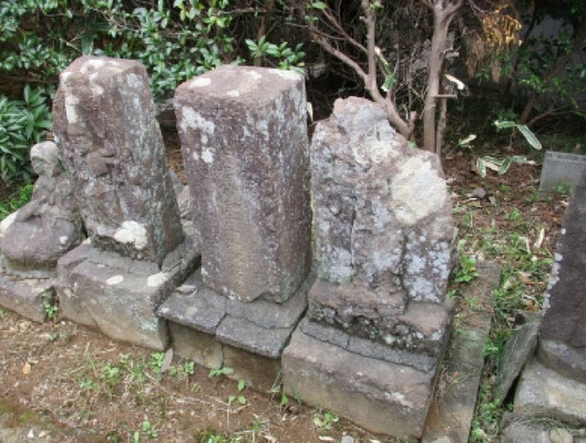 石仏群(八王子道)  小祠に３体の石棒が祀られ、外に地蔵菩薩、板碑の破片、庚申塔(天保3年)、大乗妙典六十六部供養塔、庚申塔、坐像があります。