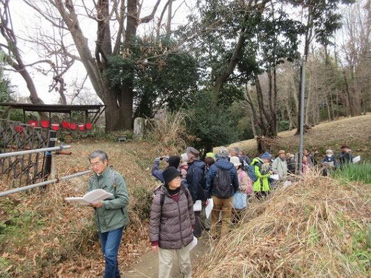 百草旧道　  仁王門　六地蔵付近。