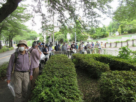 鎌倉古道(鎌倉街道上ノ道本路)跡　　 わが国初の武家政権である鎌倉幕府が開かれた鎌倉と、各地の武士(御家人)たちの拠点を結んだ道が「鎌倉街道(関東の主要七道)でした。 その中で、武蔵国府(府中)近くを通る上ノ道は上野国(群馬県)から続き、武蔵国を南北に走る最重要路でありました。 この近くに見える山道は貝取団地の尾根へとつながり、地中や地表に残された道の跡　などから本来の鎌倉古道本路跡ではないかと考えられます。(現地看板より) 