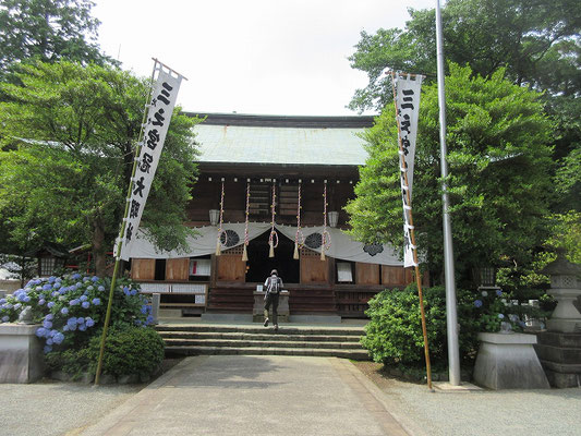 比々多神社：　延喜式式内社・相模国三ノ宮  神武天皇六年国土創建民族興隆を祈念し、日本国霊として当社を創建したと伝えられています。  崇神天皇の御代神地神戸を奉られ大化元年（６４５）社殿修復の際、木彫の狛犬一対（市重要文化財）を 奉納又此年に酒解神を合祀、うずら瓶(うずらみか)（県重要文化財）を納められました。  「うずらみか」は、須恵器（すえき）の瓶（かめ）。平安時代の作と考えられます。