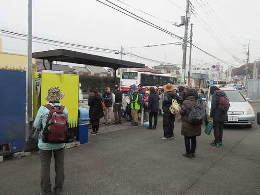 野津田車庫バス停付近　(15:55解散)　  野津田バス車庫で、古代東海道が「奈良時代・続日本紀ルート」と 「平安時代・延喜式ルート」に分岐するという団長の説。駅家の推定地。