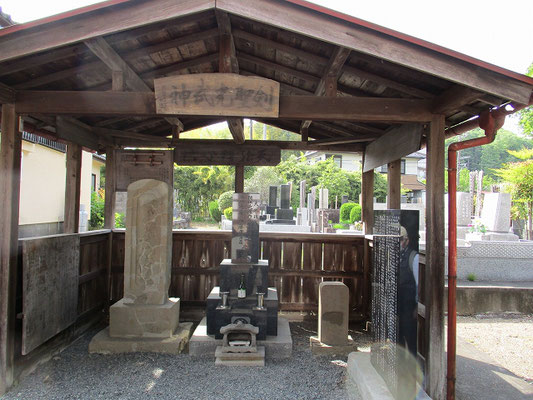 天然理心流の開祖と二代目のお墓  　「剣聖光武神」と大書された屋根付きの墓石に、天然理心流の祖近藤内蔵之助と二代目近藤三助の墓があります。 　新選組局長 近藤勇は、天然理心流四代目にあたります。