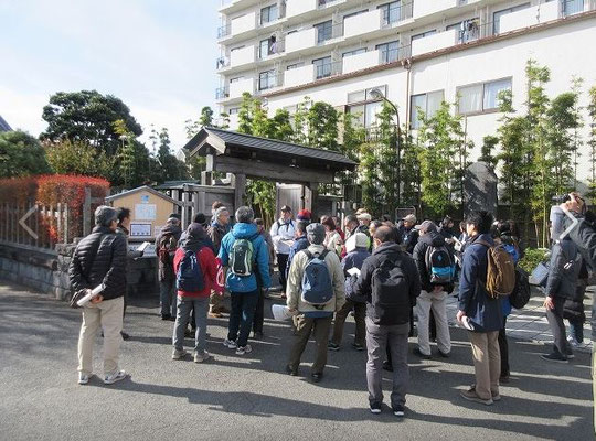 旧本陣  日野宿（ひのじゅく）は甲州街道の5番目の宿場町で整備されたのは1605年（慶長10年）、八王子宿を整備した大久保長安の手によって開かれている。  日野宿本陣は都内で唯一残る江戸時代に建てられた本陣建物です。  今の建物は嘉永2年（1849）正月18日の大火で焼失してしまった主屋にかわるものとして建設されました。建物は文久3年（1863）4月に上棟され、翌年完　成しています。  今回は、時間の関係で外観のみの見学でした。