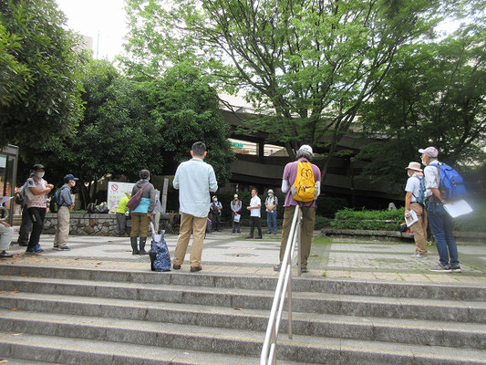 「小田急永山駅」改札口前近くの公園で集合  路線バスで「永山高校」バス停へ。  時間差通学で高校生が乗っていましたが、何とか全員が乗れました。