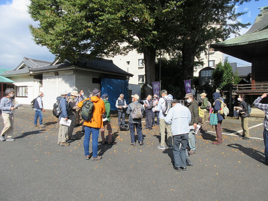 八幡八雲神社　横山神社 伊藤ガイドによる資料全般の説明。 　現在の八幡八雲神社が平安時代から鎌倉・室町時代に掛けて、武蔵国の一大勢力であった武蔵七党の一つ横山党の本拠地があったとされる所です。