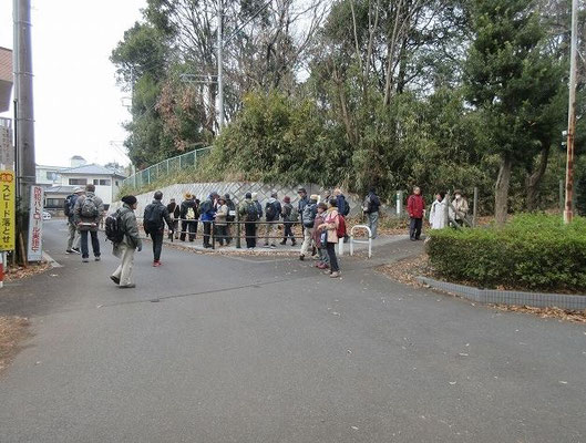 ここは小野路町別所と多摩市永山の境界にあたり、古道が集まる五差路です。 堀切を持つ関所跡のような場所（現在消滅）、頼朝の弟・源範頼の念持仏をまつったと伝わるお寺や 鎌倉時代初期(弘安四年・1281)の大板碑、源氏の戦いの伝承地(鶴川団地)などが近くにあります。