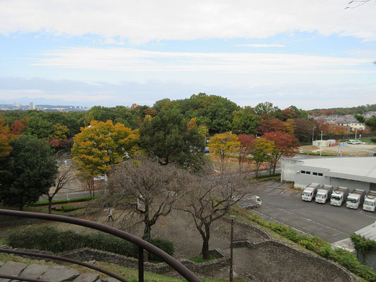 丘の上広場(休憩)から見た紅葉　