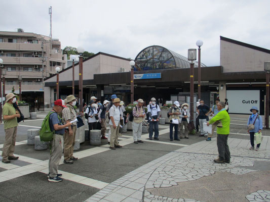 「唐木田駅」改札口前に１０時 集合  ガイドの岡田さんによる経路と資料の説明