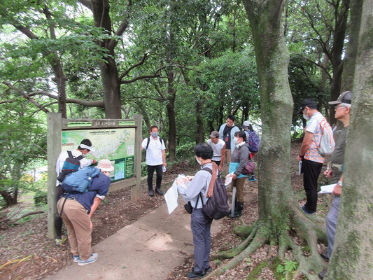 多摩よこやまの道へ 看板の前で団長による説明。