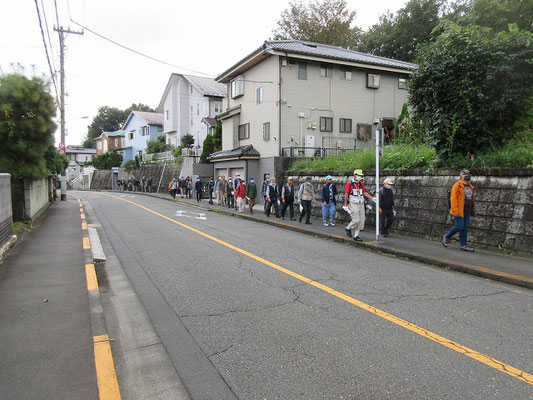 谷野西公園に向かって、みつい台住宅地の坂を上がります。