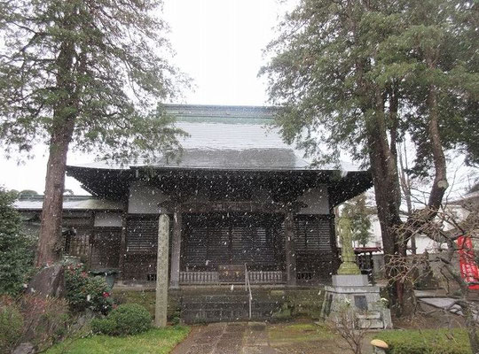 雪の野老山実蔵院  宥圓（元和2年1616年寂）が開山したといいます