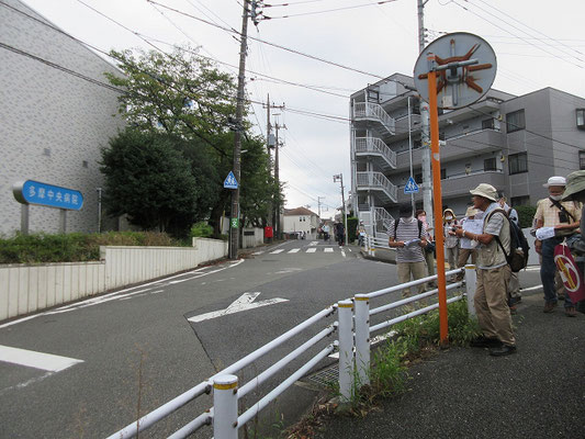 多摩中央病院付近 　多摩中央病院向かいは、今はマンションになっていますが「打越山遺跡」という、道幅9～12mの古代道の遺構が、1990年頃確認された場所です。