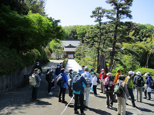 寿福寺　(入口のみでの説明)  　鎌倉建長寺の末寺で臨済宗では川崎市内最古の寺。 　文治年間（１１８５～９０）頼朝の怒りをかった九郎判官義経と武蔵坊弁慶が鎌倉から奥州平泉に逃れる途中、一時この寿福寺に隠れ住み「大般若経」を書写。 　　また義経・弁慶の鐙と袈裟（あぶみ・けさ）が残されているそうです。 　　本堂裏の五財弁財天の池には「弁慶の隠れ穴」が、仙石の入口には「弁慶渡らずの橋」「弁慶の足跡石」等があります。 　道路からも北条家の家紋「三つ鱗」がよく見えました。