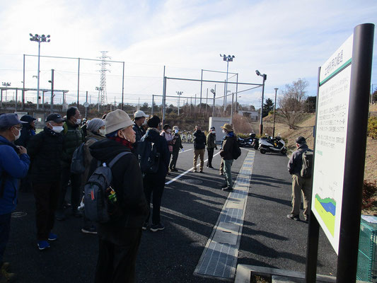 稲城長峰ヴェルディ―フィールド  稲城市にあるサッカー、フットサルができる広場です。東京ヴェルディグループが管理運営。  かつては産業廃棄物の埋め立て場だった所を盛り土して施設を整備したところです。  下からの階段での登りで疲れました。