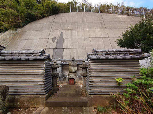 「薬王寺旧跡」周りは宅地化されているが、今も残されているのは喜ばしいことです。