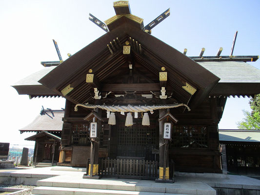 高石神社  　潮音寺を開基した地頭加々美金右衛門正吉が、神体を奉納して承応3年（1654）に創建したと云われています。 　主神は天照大神で、樹木繁った天辺にあり、標高117m。 　五穀豊穣を祈る高石神社の伝統行事の「やぶさめ」が、例年成人の日（祝日）に行われています。 　江戸時代から続く正月行事で、馬に乗らず立ったまま矢を射るのが特徴です。