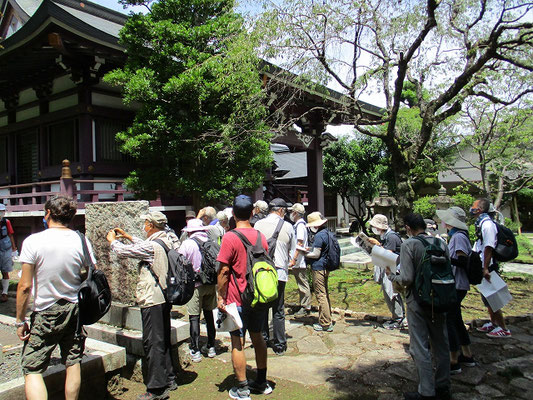 真言宗智山派　霊慶山妙観寺  　阿弥陀・釈迦・地蔵の三体の石仏は「笠地蔵」。