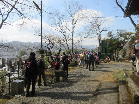 長福寺・鳥栖観音堂  長福寺の開山は江戸時代の寛永2年（1625）に没した勝恵法印といわれています。　　  　  鳥栖観音堂  安置仏は行基作の千手観音です。火災除けの観音様として火防（ひぶせ）のご利益があります。 東京都随一の2500株もの萩が植えられています。  本堂前はもちろん，萩霊園とよばれる広大な墓地のそこかしこに萩が咲きます。