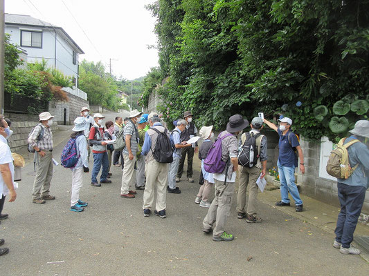 愛鶏供養塔  ２体の地蔵と愛鶏供養塔：昭和１７年(1942) 伊勢原の地場産業として、当時養鶏があったと思われます。　　　　　