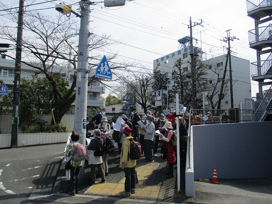 多摩中央病院付近 　多摩中央病院向かいに、今はマンションになっていますが、「打越山遺跡」といわれる道幅9～12mの古代道の遺構が、1990年頃確認された場所です。