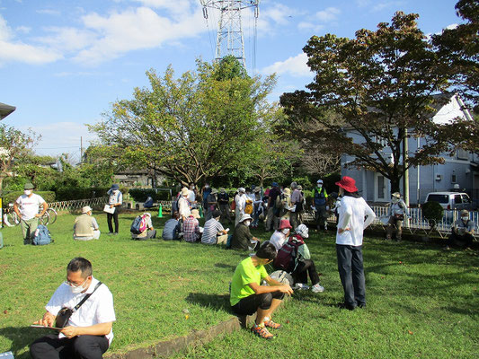 入定塚児童公園(稲城市)にて休憩  　高圧線の真下が細長い公園になっています。