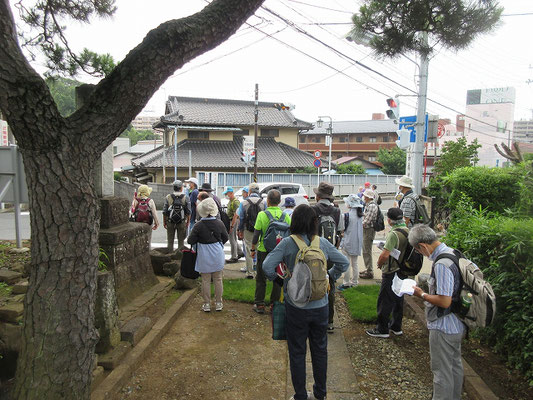 西光寺  和田家の墓地に古い五輪塔（1351年）があります。 この地に住んでいた側室の娘が父義盛を弔う為、阿弥陀如来を祀ったのが始まりとされています。