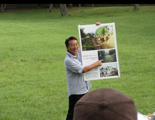 .野外教室での宮田団長  資料、図面やパネルを使用しての勉強会。 そんなに暑くもなく、さわやかな空気の中での野外教室でした。