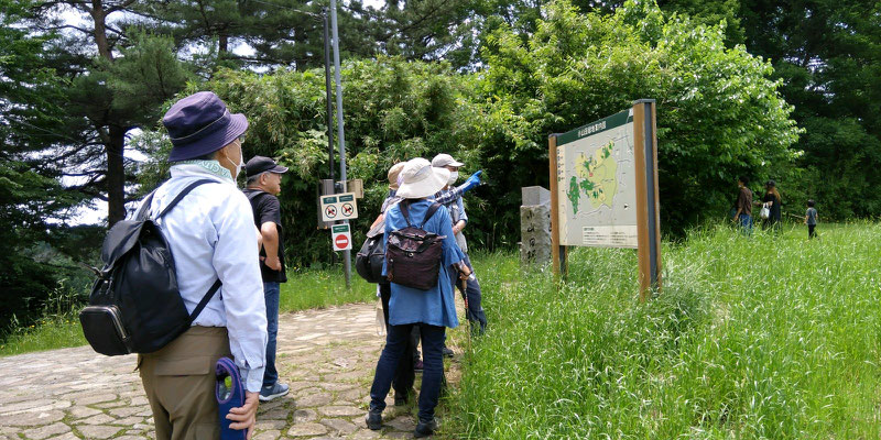 小山田緑地(大久保分園)  　緑地公園の案内図の前で