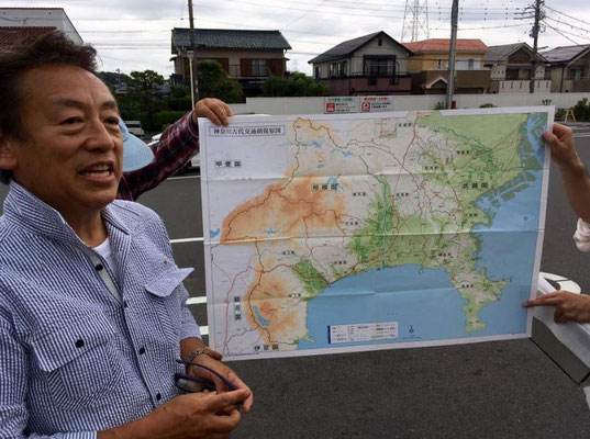 古代の都築郡の地理と境界について説明する古街道研究家の宮田太郎団長