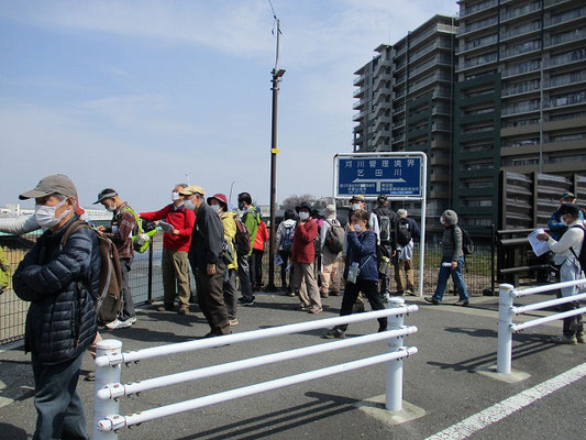 乞田川・大栗川合流地点 　乞田川（こったがわ）は、東京都多摩市を流れる一級河川。多摩川水系の支流である。 大栗川（おおぐりがわ、おおくりがわ ）は、東京都八王子市および多摩市を流れる 多摩川水系の一級河川である。　　　　　