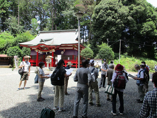 梶原八幡神社  　当地が所領である梶原景時が、建久2年（1191年）鶴岡八幡宮の宮殿が造営され、正遷座の際に古神体を賜り、同年6月奉祀したことにより始まった神社。　　