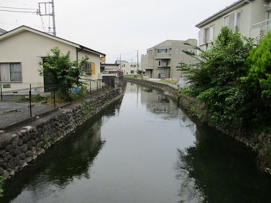 日野用水  　永禄10年(1567)滝山城主、後の八王子城主北条氏照の力を借りて、美濃からやってきた上佐藤家の先祖である、佐藤隼人が日野用水を開削しました。 　それから440年余り、同じ場所を用水は流れ続けています。