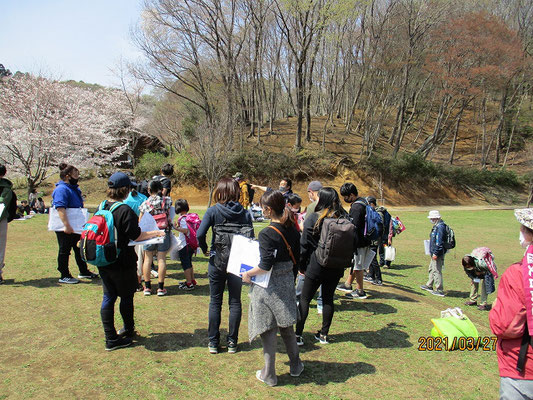 相原中央公園に到着　 遊具広場で昼食　(11:45～12:35)