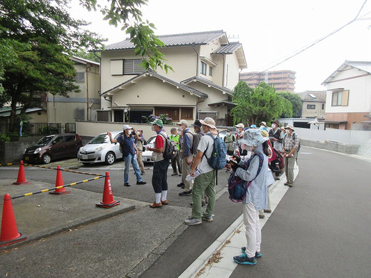 和田義盛の屋敷跡　　 和田義盛は三浦市和田を本領としますが、この地に別邸があったと云われており、現在は元湯陣屋という旅館の敷地になっています。　