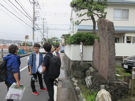 ・柳屋跡(蘆花・独歩ゆかりの地) 国木田独歩夫妻が、1895(明治28)年11月から4ヶ月、その1年後から、徳富蘆花夫妻が4年間それぞれ間借りして、数々の作品を世に問うた旅館柳屋が建っていた場所です。  当時の建物は1954(昭和29)年に焼失してしまい、その後に家主の石渡氏によって、1961(昭和36)年に「蘆花・独歩ゆかりの地の碑」が建てられました。