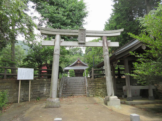 坪ノ内八幡神社  元々比々多神社の摂社として二本松に創立・鎮座していましたが、坪之内村が神戸村観音谷戸および三之宮村谷戸岡を分離して一村となりました。  慶長8年(1603年)、現在の鎮座地に遷座再建とされています。