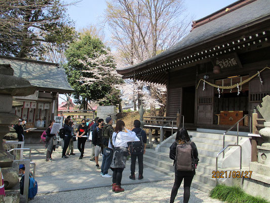 相原諏訪神社  　信州（長野県）下諏訪大社を丸山の地に勧請して養和元年（1181年）に創建、相原山大明神と称していました。  　狛犬（こまいぬ）が新型コロナ対策でマスクをしていました。