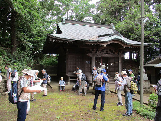 東光寺神明社  　創建年代は不詳ですが、日奉宗頼の一族が当地に勧請したとも、和田義盛の残党（建保元年1214年に敗北）が創建したとも伝わっています。