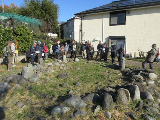 田端環状積石遺構 1968年、畑を耕作中に偶然発見された、縄文時代後期から晩期（約3500年から2800年前）の墓地・祭祀場です。30基の墓からなる集団墓地が形成された後、その上に9×7メートルの環状積石遺構（ストーンサークル）が作られました。　現在は実物を埋め戻して保存し、その上にレプリカで遺構を復元しています。  冬至に蛭ケ岳の真上に太陽が沈むのが観測できることからこの場所が選ばれたとされている。   今年の冬至は 12月22日です