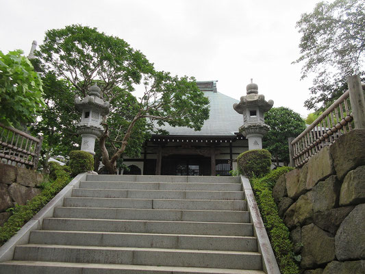 春日山鳳勝寺(曹洞宗) 寶泉（文亀元年1501年寂）開山となり、旧津久井郡日連村勝瀬に創建したと伝えられます。  相模湖建設のため、津久井地区の住民と共に昭和19年に当地へ移転しました。